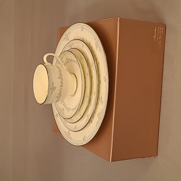 Pfaltzgraff Alexandra Bone China 5 Piece   Place Setting 507-032 - Picture 1 of 12